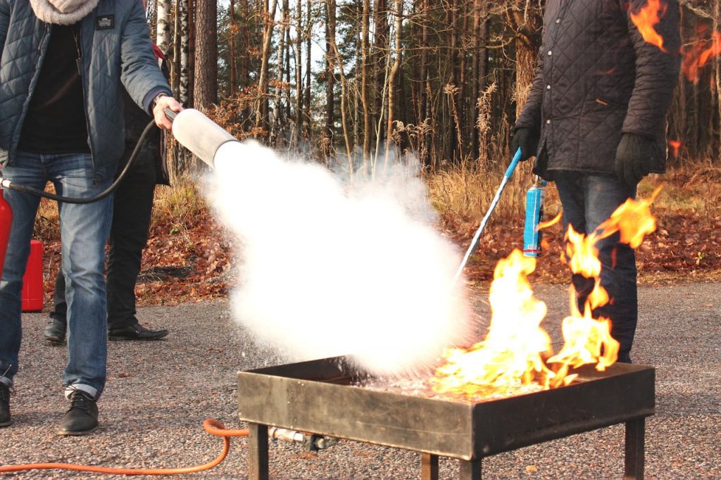 Übung zum Brandschutz im Rahmen einer Schulung für Mitarbeiter