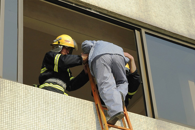 Rettung von Menschen bei Brand im Gebäude