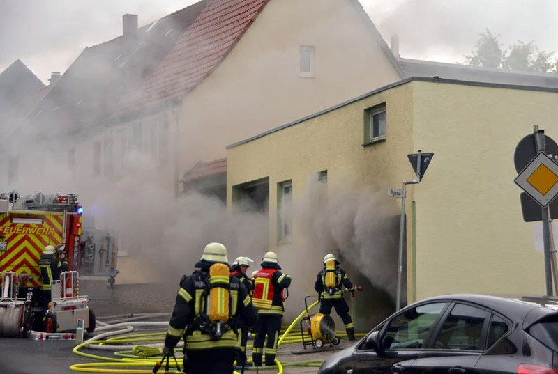 Brand bekämpfen mit viel Rauchentwicklung