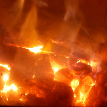 Glühendes Feuer im Kamin