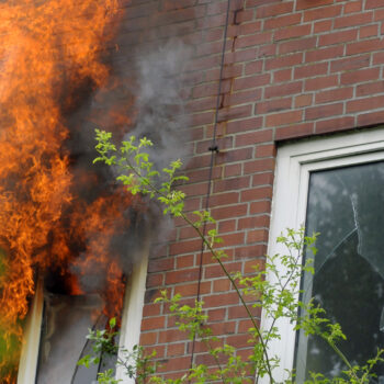 Brennendes Fenster mit Feuer