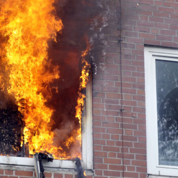 Qualmendes Fenster nach Brand