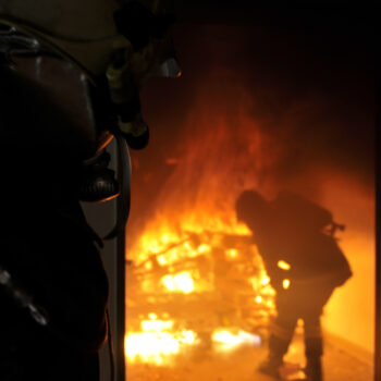 Feuerwehreinsatz mit Feuer nach Brand