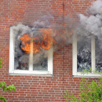 Fenster nach Brand mit Qualm
